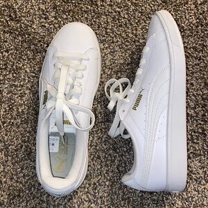 Brand new white pumas , size 8 women’s